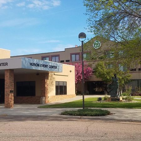 Crossroads Hotel And Huron Event Center Exterior foto