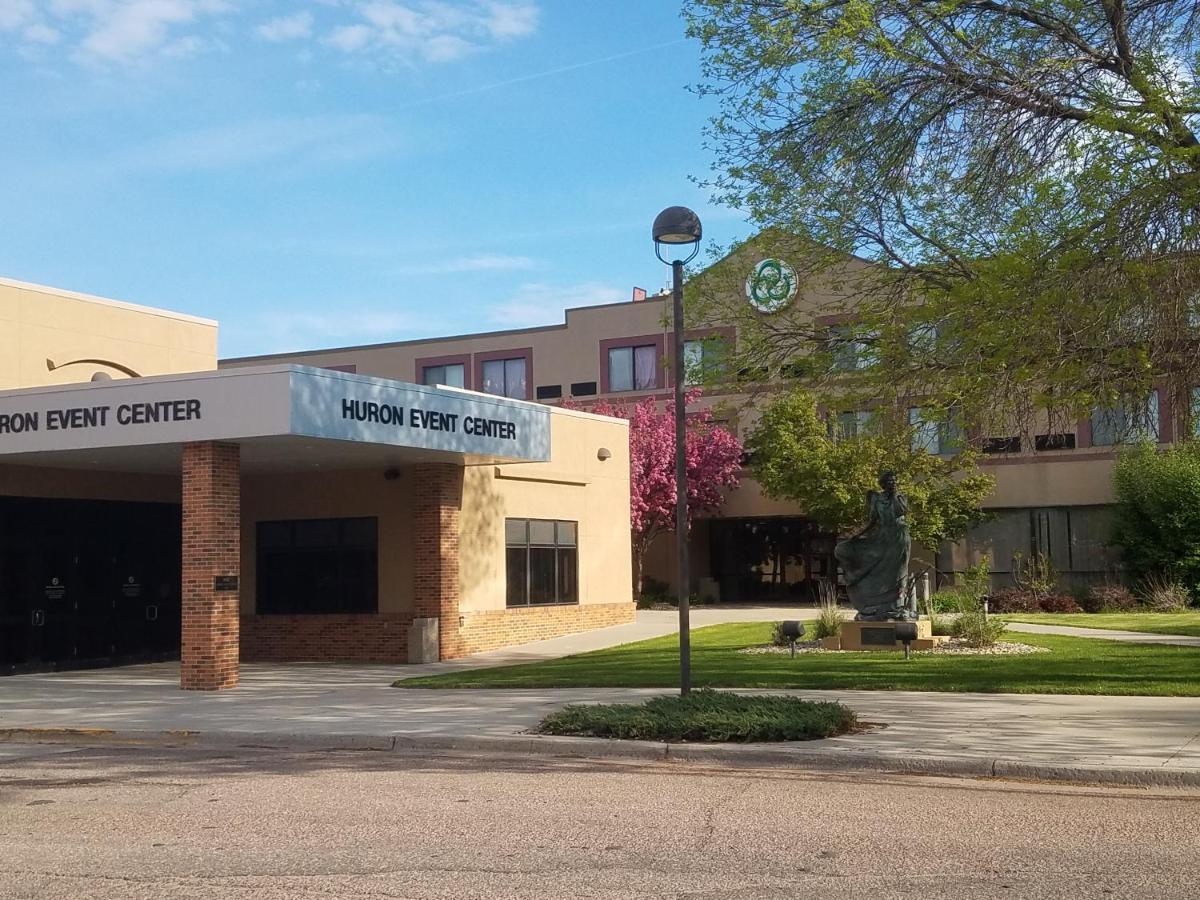 Crossroads Hotel And Huron Event Center Exterior foto